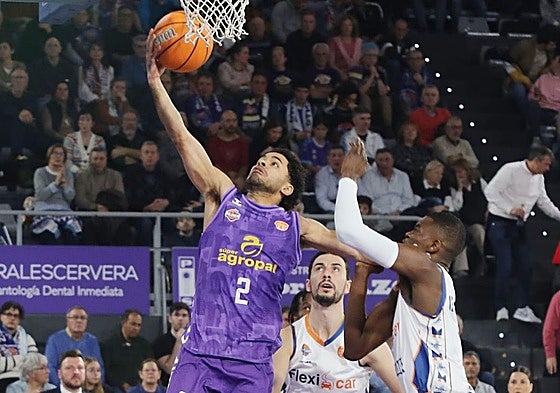 Alec Wintering penetra ante la defensa de Nzosa, en el partido frente al Fuenlabrada.