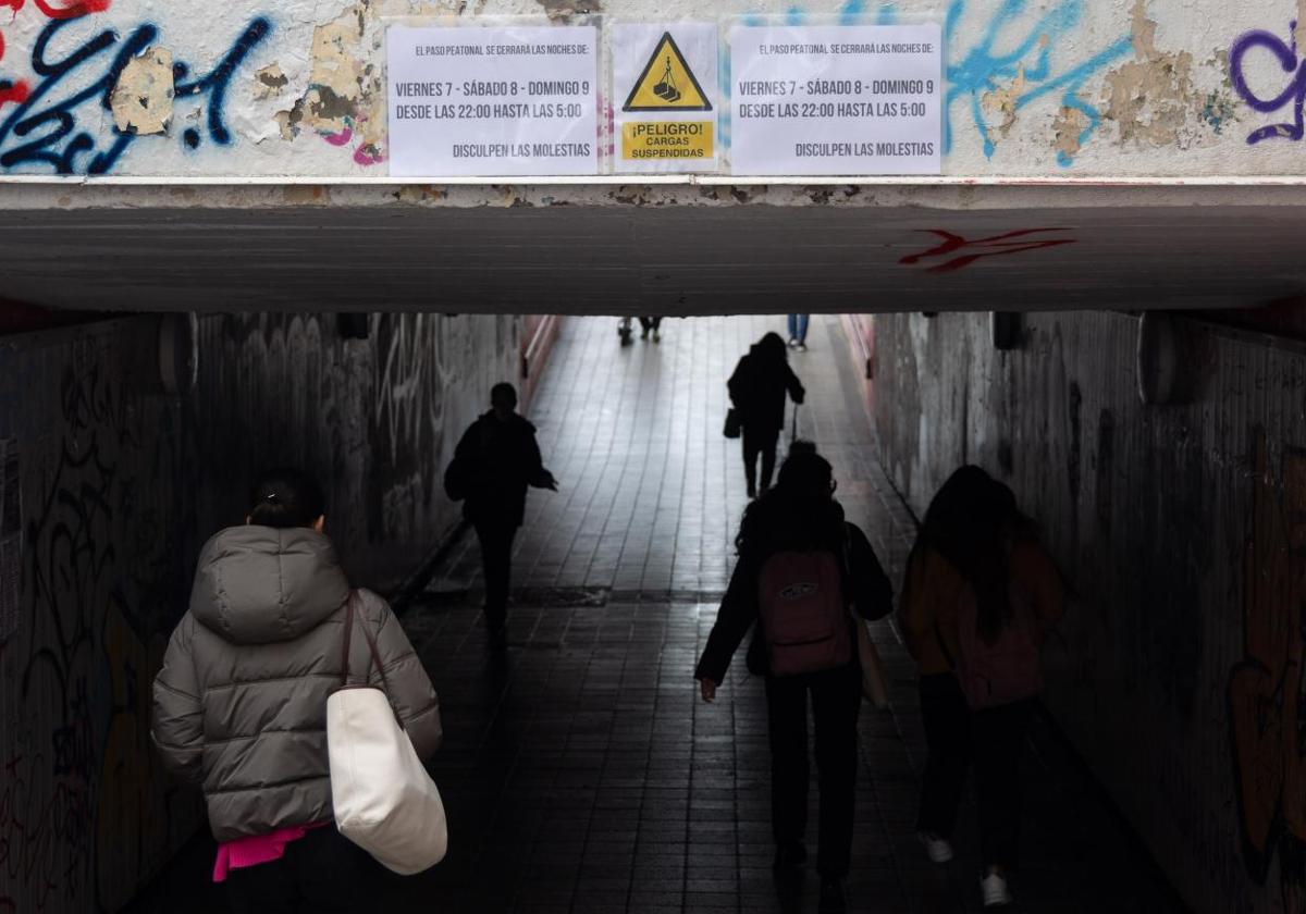 Carteles que anuncian el corte nocturno del paso peatonal de Arco de Ladrillo.