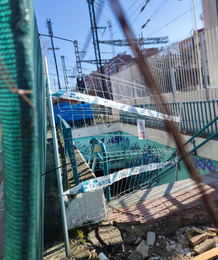 Imagen secundaria 2 - Zona de la calle Estación. Tramo de acera sin rematar, murete y valla de la vía aún abierto y uno de los accesos al paso peatonal de Labradores, cerrado por las obras. 