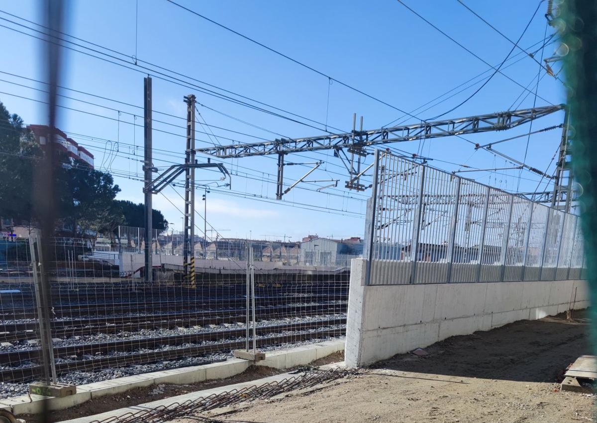 Imagen secundaria 1 - Zona de la calle Estación. Tramo de acera sin rematar, murete y valla de la vía aún abierto y uno de los accesos al paso peatonal de Labradores, cerrado por las obras. 