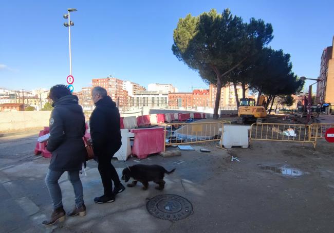 Zona de acceso al túnel y prolongación hacia calle Mallorca, aún sin reasfaltar ni reponer la acera.