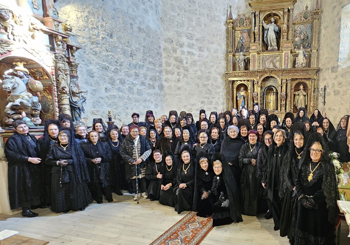 Las águedas de Tiedra, vistiendo de negro, tras la misa por las difuntas