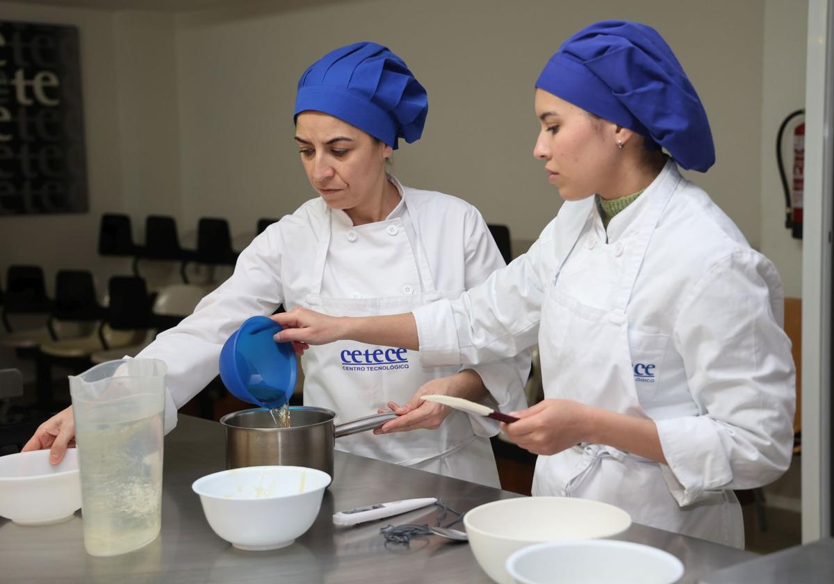 Dos alumnas en una clase de pastelería en un curso impartido el mes pasado.