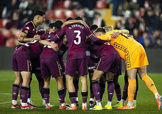 Piña de los jugadores del Real Valladolid antes de empezar el partido.