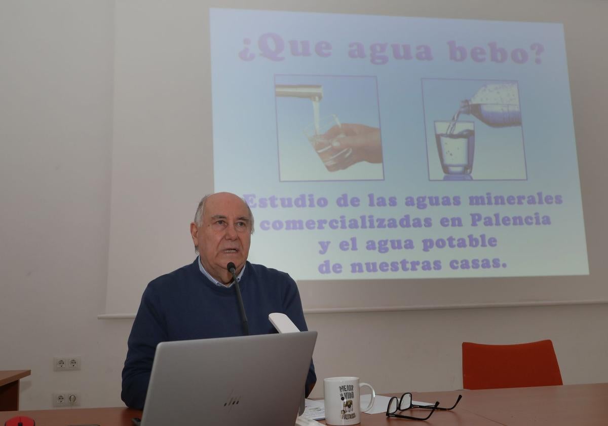 Conferecia de Javier Marín sobre la calidad del agua en el centro de San Juanillo.