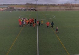 Fotograma de una de los tumultos entre los dos equipos en el campo de Villanubla.