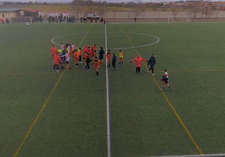 Fotograma de una de los tumultos entre los dos equipos en el campo de Villanubla.