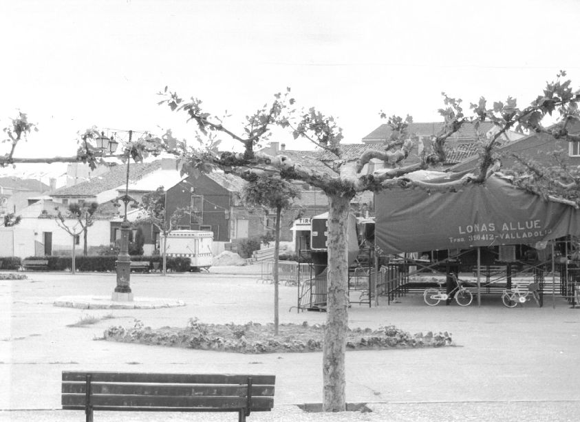 El escenario preparado para la verbena en las fiestas.