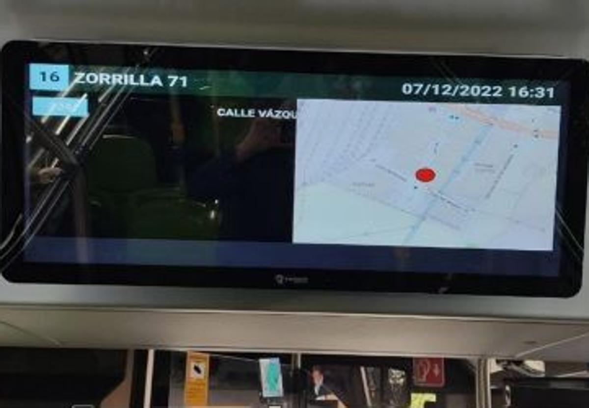 Pantalla informativa en el interior de un vehículo de Auvasa.