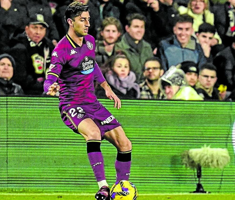 Antonio Candela controla el esférico, en su debut en Vallecas.