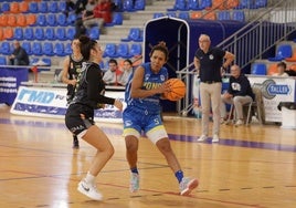 Yohanna Morton busca la canasta en un partido en el Pilar Fernández.