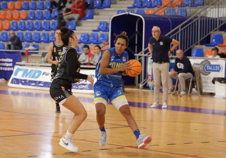Yohanna Morton busca la canasta en un partido en el Pilar Fernández.
