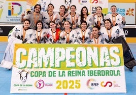 Las integrantes de las Panteras posan con las medallas de campeonas.