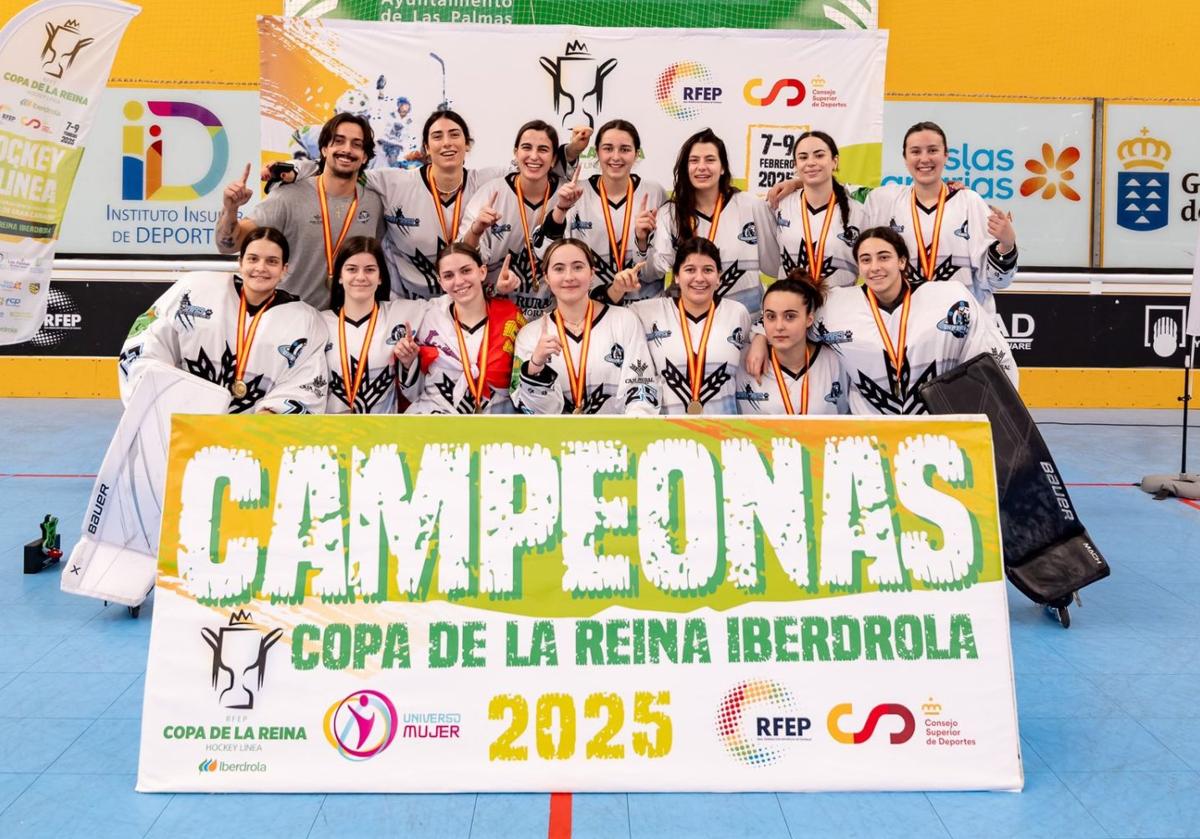 Las integrantes de las Panteras posan con las medallas de campeonas.