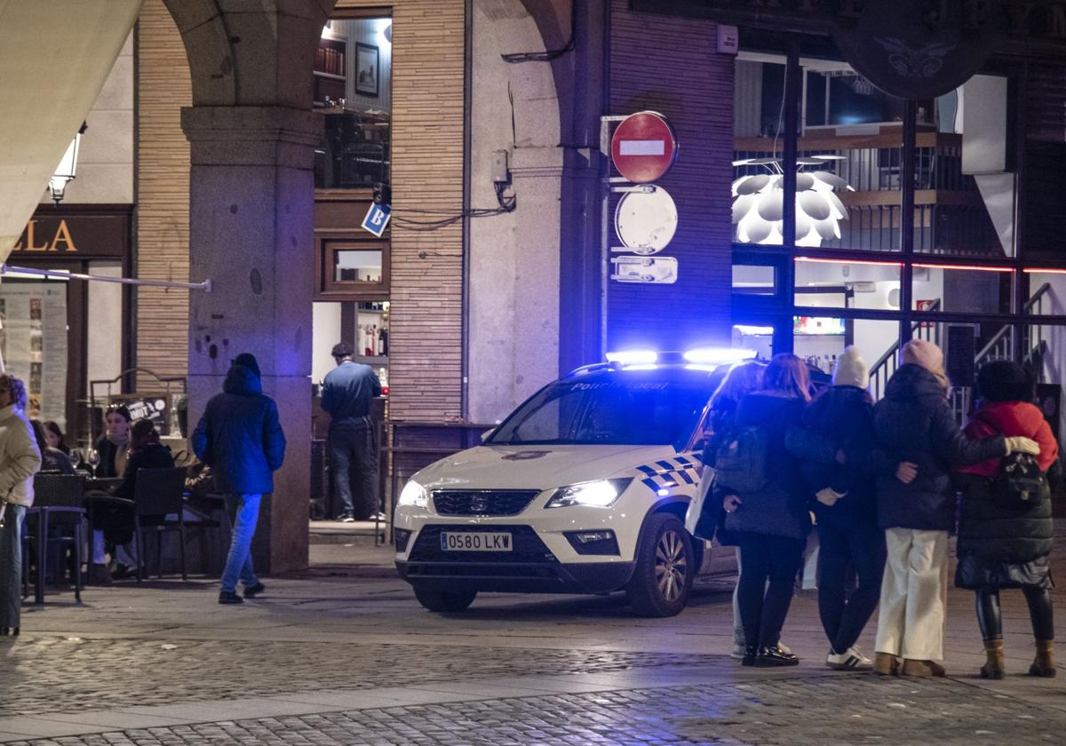 Una patrulla de la Policía Local, anoche, en la Plaza Mayor de Segovia.