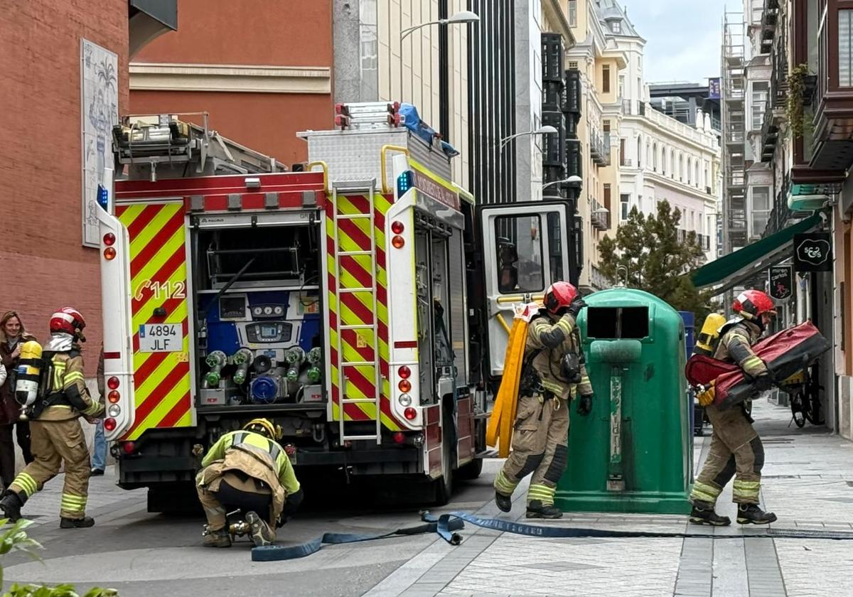 Los Bomberos acceden a la vivienda de la calle Regalado.