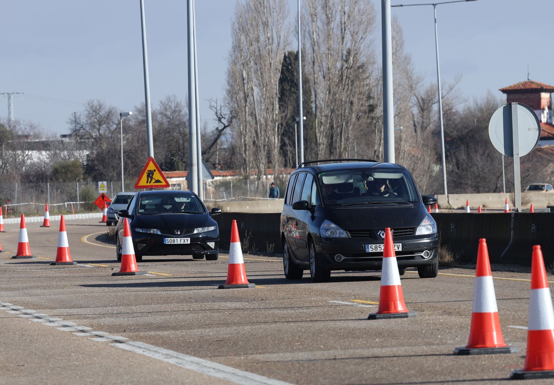 Más de tres kilómetros circulando por un carril en la VA-20