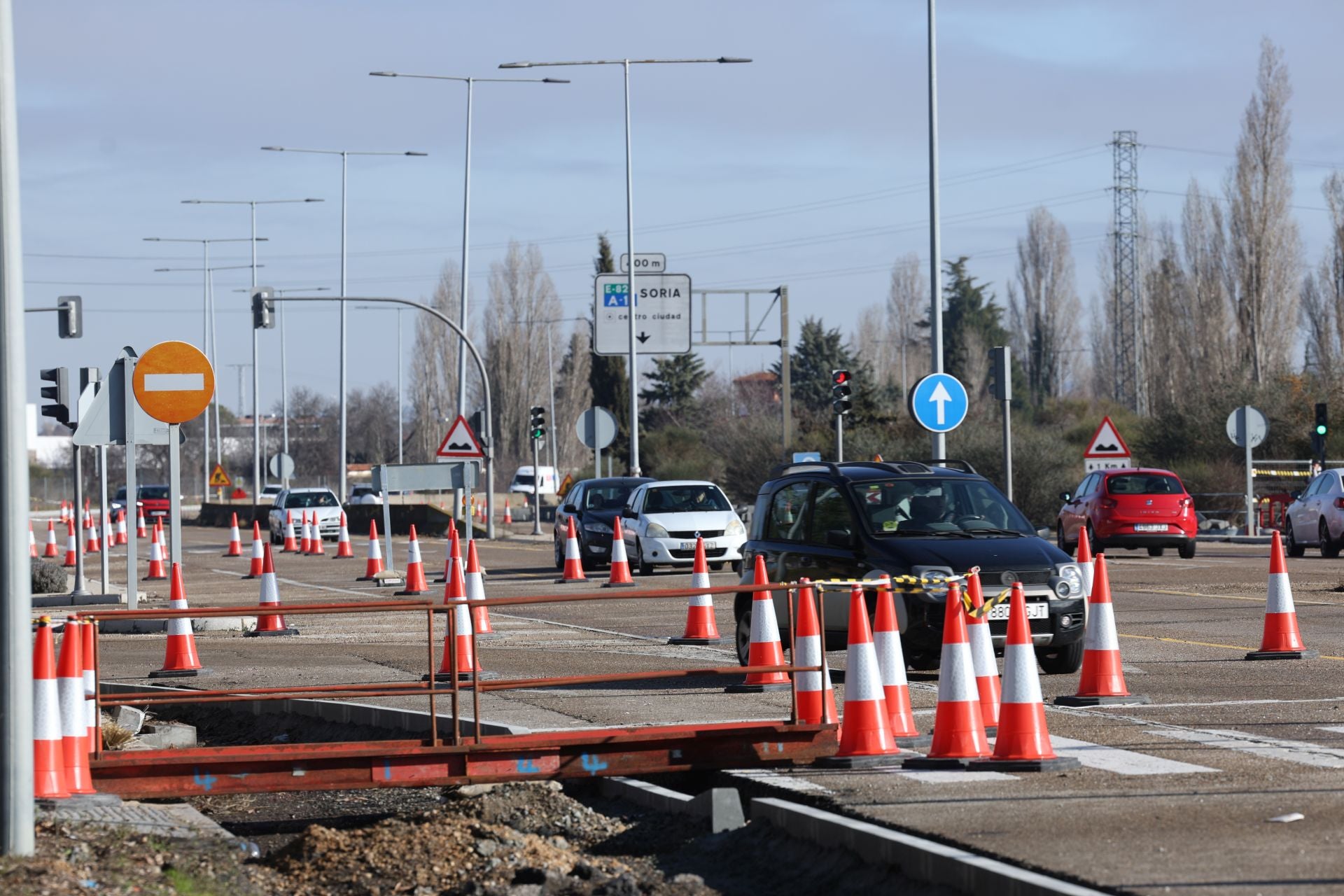 Más de tres kilómetros circulando por un carril en la VA-20