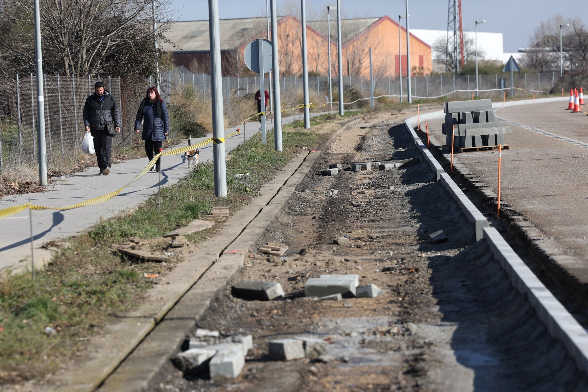 Más de tres kilómetros circulando por un carril en la VA-20