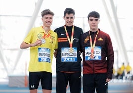 Pedro Viciosa, en el centro, posa con la medalla de oro en el 1.500 sub-23.