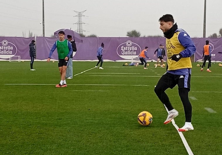 Raúl Moro toca balón en un ejercicio de posesión este lunes en los Anexos.