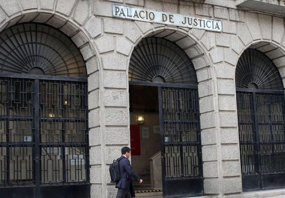 Entrada a la Audiencia Provincial de Segovia.