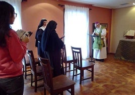 Cloquell en una capilla improvisada en el restaurante de Asturias.