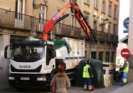 Trabajadores de FCC en una calle de Segovia.