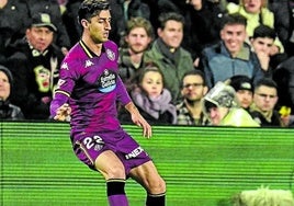 Antonio Candela controla el esférico, en su debut en Vallecas.