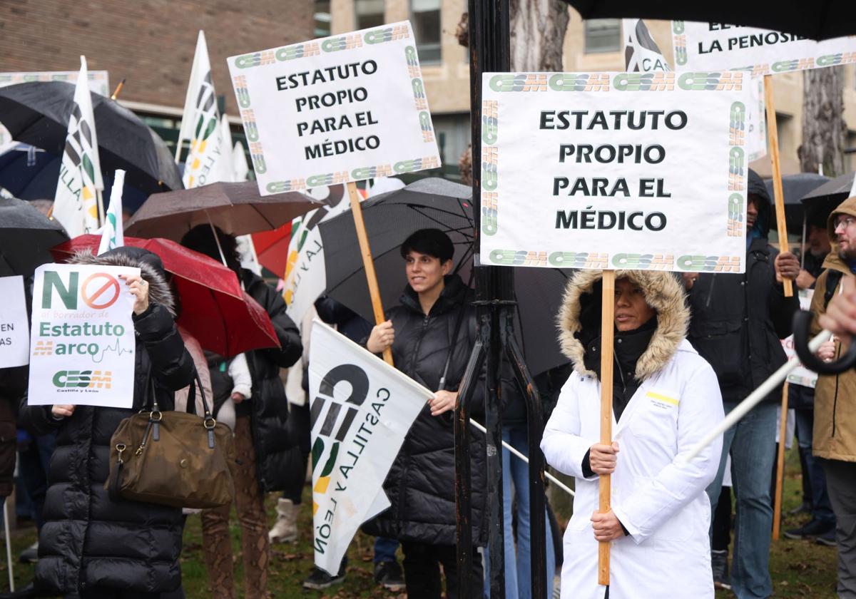 Concentración protesta del CESM ante la Delegación del Gobierno.