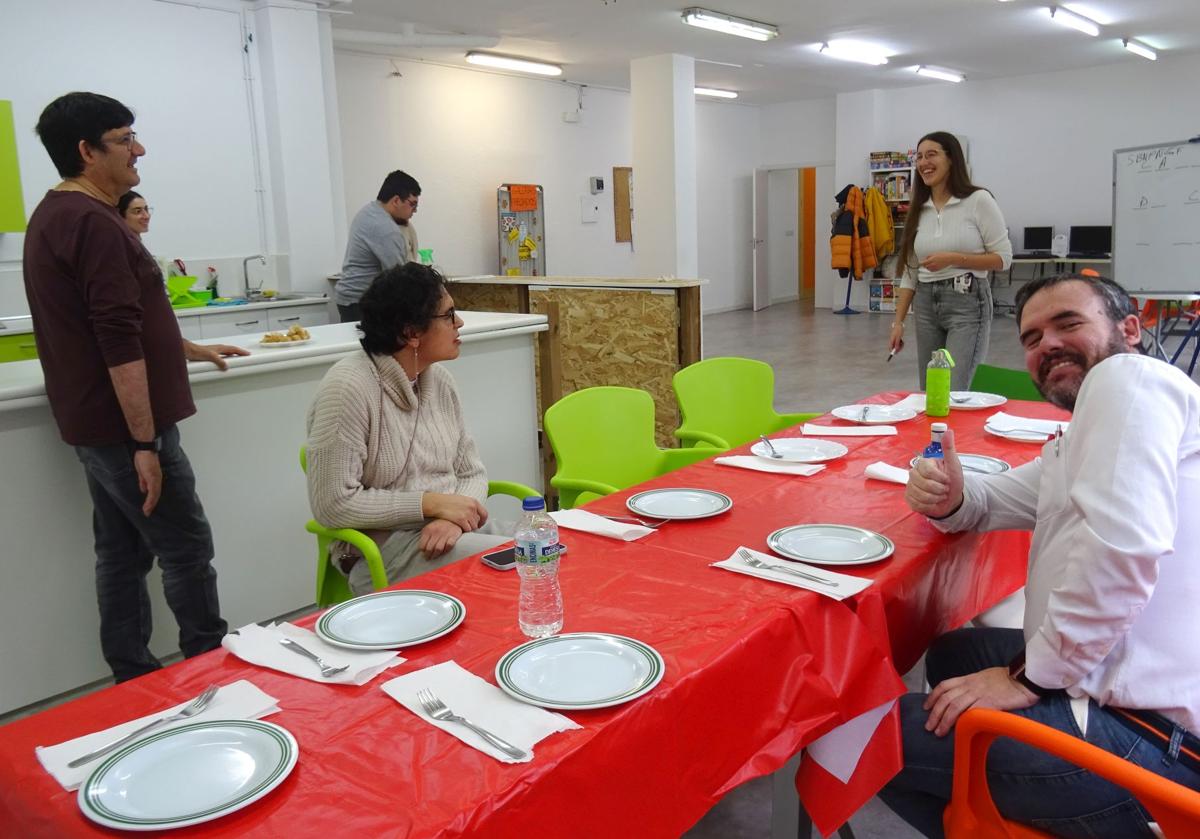 Usuarios del nuevo centro de la asociación Camino, durante un taller en la sala polivalente del antiguo colegio Rosa Chacel.