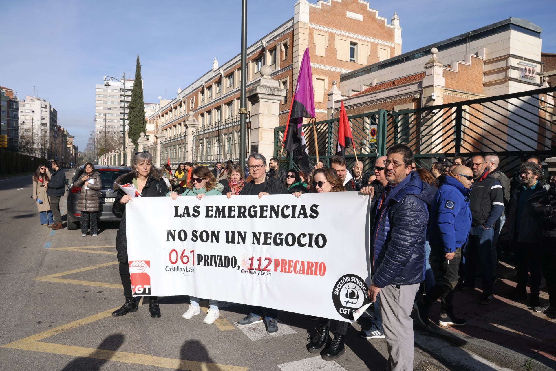 Trabajadores que atienden y gestionan las llamadas de emergencias al 112 y al 061, en la concentración de protesta