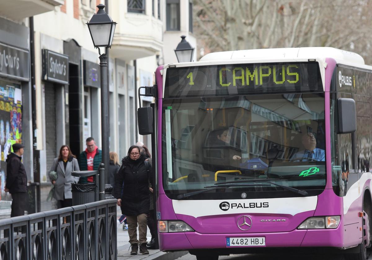 Un autobús de la línea 1 para a recoger viajeros en la plaza de León.