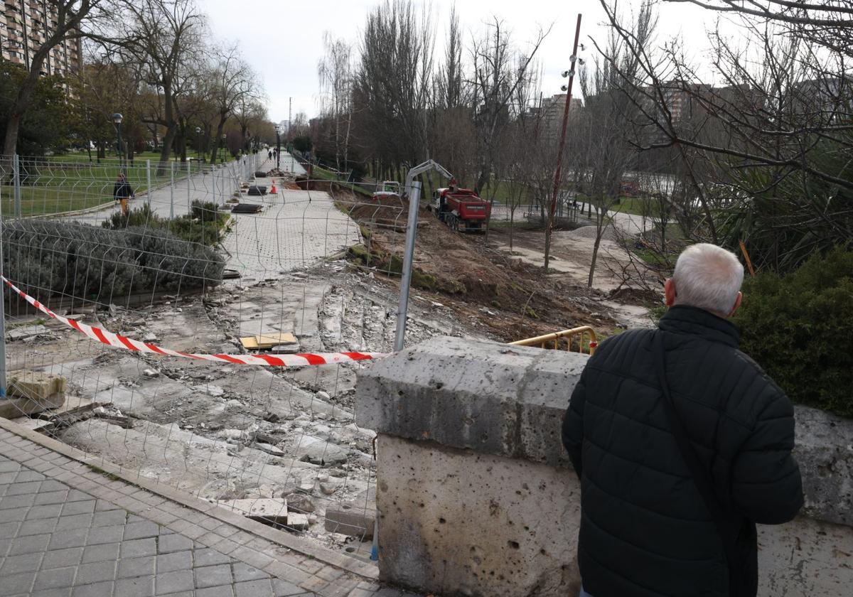 Un hombre observa las obras del carril bici, junto a las escaleras de acceso desde el Puente Mayor.