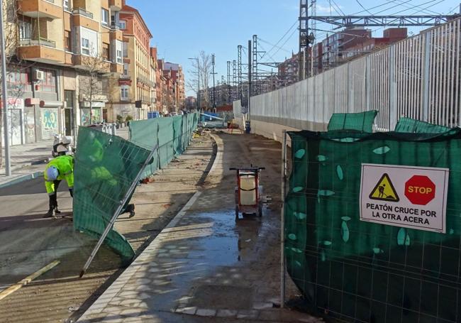 Los operarios inician los trabajos para rematar la acera y prolongar el carril bici entre los pasos peatonales de Panaderos y Labradores.