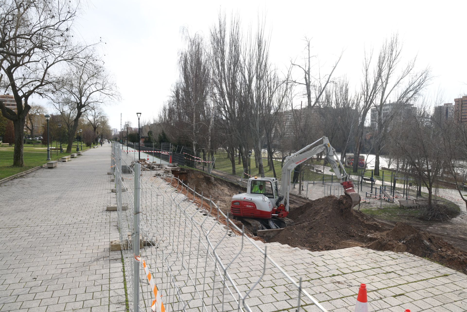 La obra del carril bici de Isabel la Católica, en imágenes