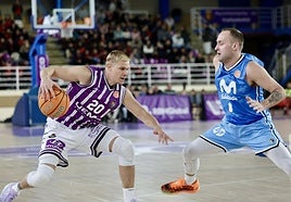 Kovacevic ataca sobre la defensa de Devin Schmidt en el partido de ida.