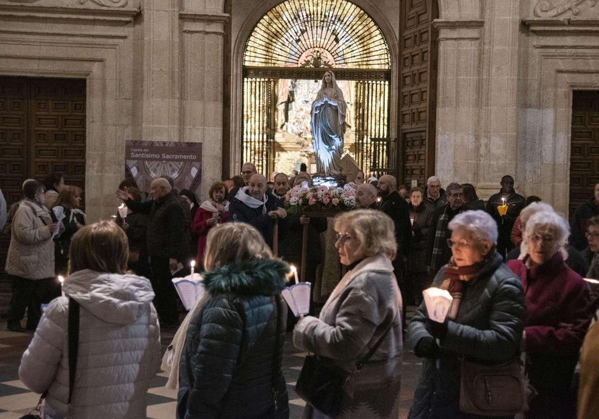 Procesión en el interior de la Catedral de Segovia en honor a la Virgen del Lourdes, este martes.