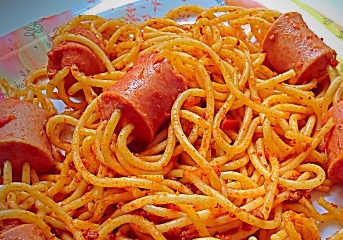 Salchipasta con tomate