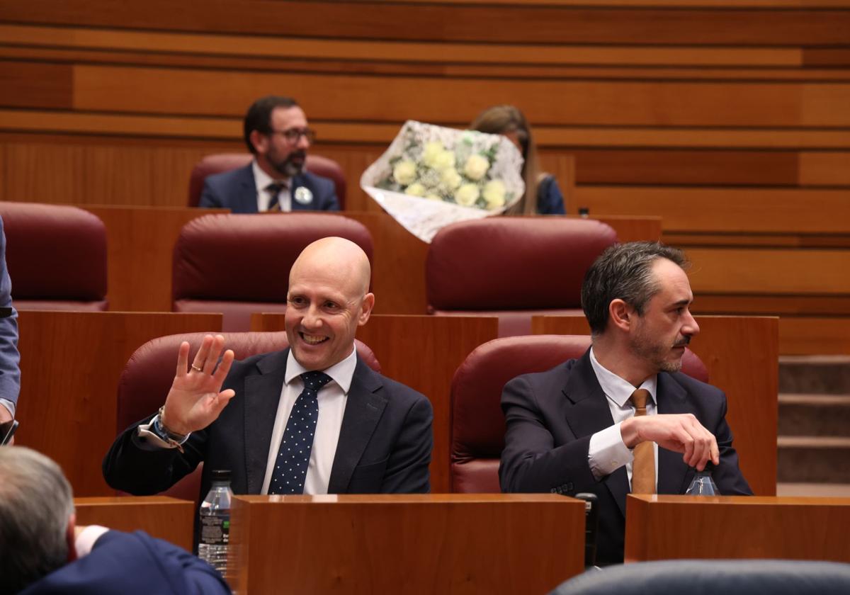 Carlos Menéndez y David Hierro, portavoces de Vox. Al fondo, los dos no adscritos, Javier Teira y Ana Rosa Hernando, con un ramo de flores entregado por concejales burgaleses y salmantinos de la formación.