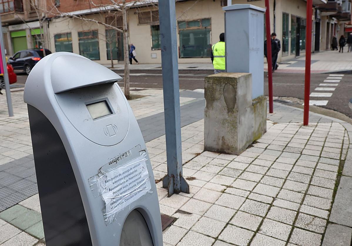 Poste de recarga de vehículos eléctricos clausurado en la avenida Casado del Alisal.