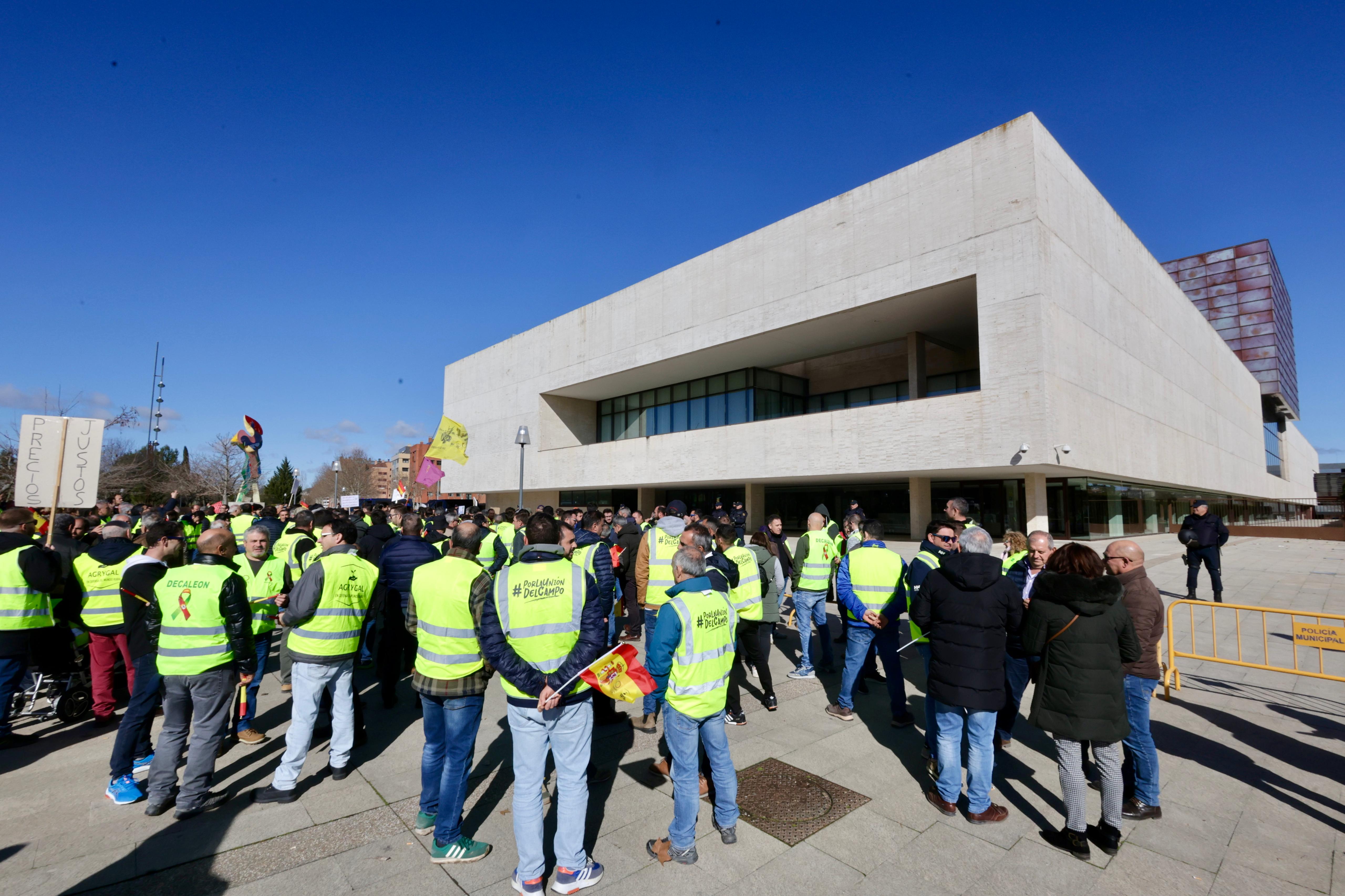 Concentración frente a Las Cortes, a primera hora de la mañana.