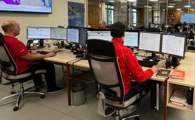 Operadores del centro de coordinación del servicio de Emergencias 112 Castilla y León, en pleno trabajo.