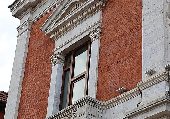Las marcas de los disparos efectuados en la fachada del Ayuntamiento de Valladolid