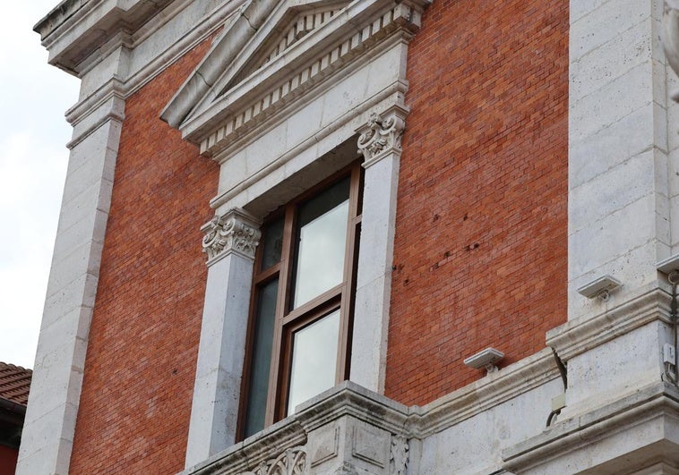 Las marcas de los disparos efectuados en la fachada del Ayuntamiento de Valladolid