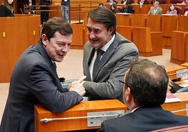 Francisco Igea abandona el hemiciclo, expulsado, tras la votación que cerró la puerta a tramitar la Proposición de Ley de Derechos y Garantías de las Personas en el Proceso Final de su Vida.