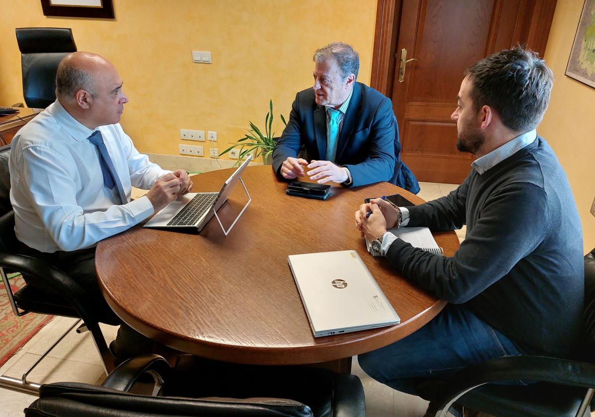 El subdelegado del Gobierno en Valladolid, Jacinto Canales (izquierda), este miércoles durante la reunión con la Aemet y Protección Civil de la Subdelegación.