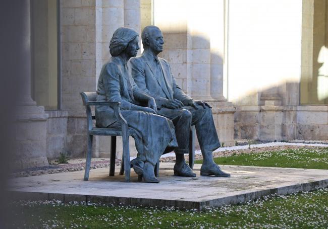 Escultura de los Reyes de España en el Patio Herreriano.