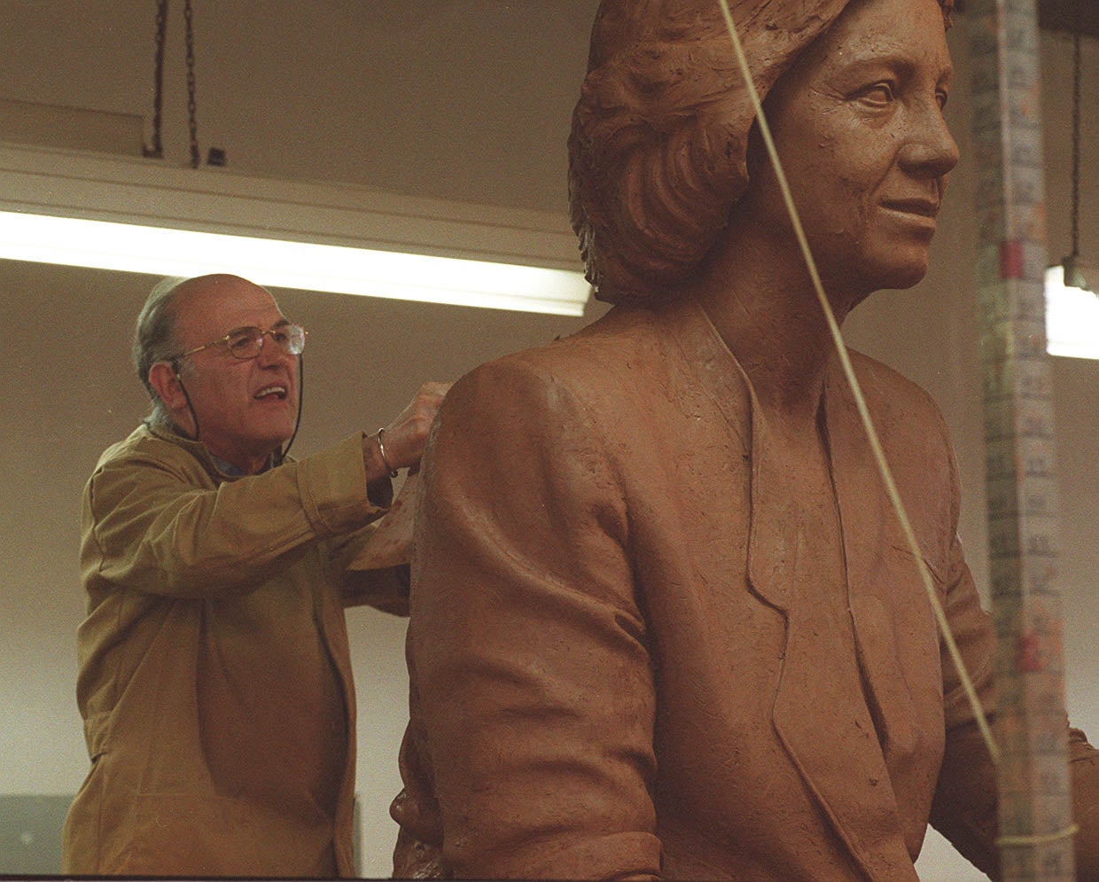 Trabajos de creación de la escultura en homenaje a los Reyes de España realizada por los escultores Antonio López García y los hermanos Julio y Francisco.