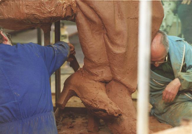 Trabajos de creación de la escultura en homenaje a los Reyes de España realizada por los escultores Antonio López García y los hermanos Julio y Francisco.